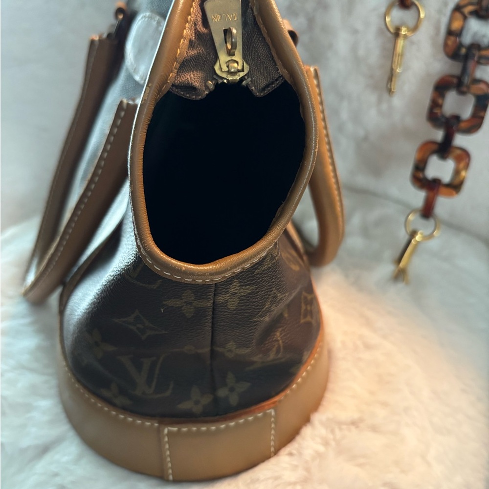 Louis Vuitton - Picture 12 of 13